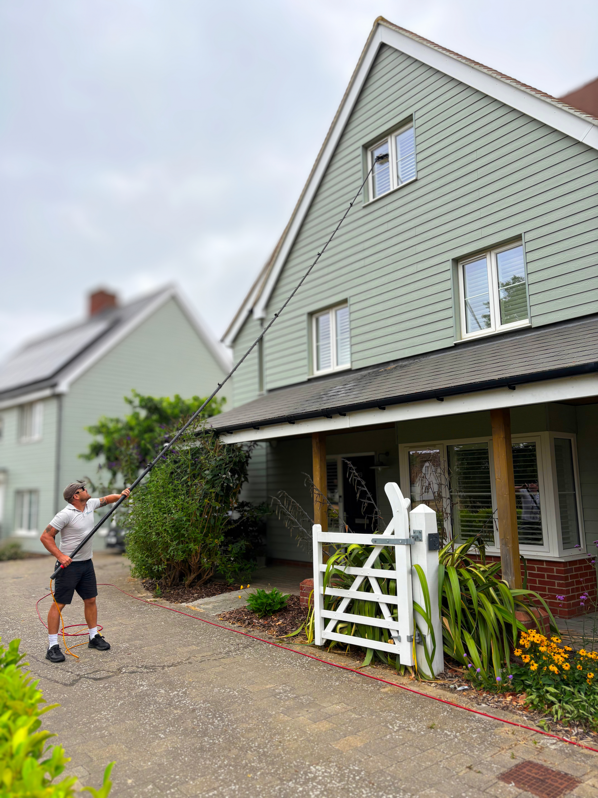Domestic reach-and-wash window cleaning